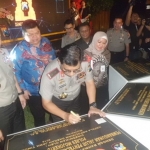 Kapolda ketika menandatangani prasasti peresmian Sarpras. Foto: SOFFAN/BANGSAONLINE

