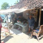 Rumah Usnan berlokasi di area pembuangan sampah. 