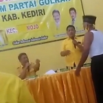 Salah satu peserta Musyawarah Kecamatan Partai Golkar Mojo saat melepas bajunya karena diusir keluar oleh Ketua DPD Partai Golkar Kabupaten Kediri, Sigit Sosiawan. foto: ist.