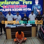 Kasatreskrim Polres Kediri Kota, AKP Nova Indra Pratama (pegang mik), dan jajaran saat menggelar konferensi pers terkait pembobolan ATM Bank Jatim. Foto: MUJI HARJITA/BANGSAONLINE