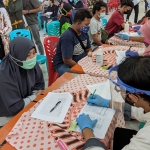 Suasana vaksinasi yang digelar PC GP Ansor Bangil di Gedung Anisah Foundation, Desa Sidowayah.