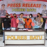 Kapolres Batu AKBP Oskar Syamsuddin memamerkan tersangka pencabulan dan barang bukti yang diamankan kepada awak media.