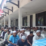 Petugas kebersihan DLH saat mendapat arahan.