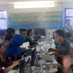 Operator Desa di Lamongan dilatih membuat laporan berbasis online.
