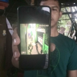 Warga menujukan video Aksi tawuran depan SDN Mojo I/220 Surabaya.