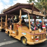 Foto Almarhum Dynand Fariz diletakkan di atasmobil hias dari kayu milik Puslit Kako Jember.