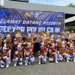 Para peserta Gebyar Polisi Cilik (Pocil) Polda Jatim saat foto bersama dengan anggota kepolisian di Lapangan Tenis Indoor Tuban, Kamis (13/6/2024).
