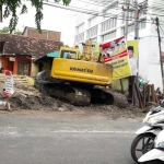 Proses pengerjaan proyek box culvert di depan kantor DPD II Golkar Gresik. foto: syuhud/ BANGSAONLINE