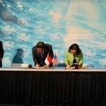 Wakil Direktur Utama Pertamina, Oki Muraza, dan Chief Executive Officer LanzaTech, Jennifer Holmgren, ketika menandatangani MoU untuk mengembangkan solusi energi rendah karbon berbasis teknologi.