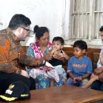 Bupati Kediri ketika berkunjung ke kediaman Sholikah. Foto: Ist