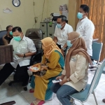 Para petugas kelurahan saat mempelajari aplikasi Edabu Jamkesda BPJS Kesehatan.
