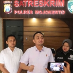 Konferensi pers terkait penangkapan 3 debt collector yang merampas mobil jenis Pajero di Mojokerto.