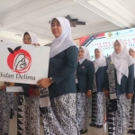 Serahkan plakat Bidan Delima, Bupati minta pelayanan kesehatan ke masyarakat meningkat. Foto: NINA PUJI RAHAYU/ BANGSAONLINE.com
