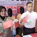 Dua tersangka saat dirilis di Mapolres Tuban. foto: SUWANDI/ BANGSAONLINE