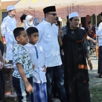 Kapolres Pasuruan, AKBP Erick Frendriz, didampingi salah satu toko agama dari Pondok Pesantren Darussalam, Gus Rony Ghozali, saat akan menyembelih kurban.