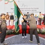 Pj Gubernur Adhy Karyono saat menerima bendera Kirab Pataka di Gedung Negara Grahadi