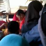 Suasana di dalam bus yang penuh dan sesak hingga nyaris tak bisa bergerak. foto: suwandi/BANGSAONLINE