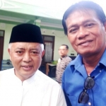 Bupati Sanusi (kiri) saat foto bersama wartawan Bangsaonline.com.