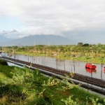 Beberapa kendaraan yang mencoba melewati jalan raya Porong lama. 