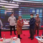 Wali Kota Risma saat menggelar pertemuan dengan direktur rumah sakit, kepala puskesmas, serta camat se-Surabaya di Halaman Balai Kota Surabaya, Rabu (1/7/2020). (foto: YUDI A/ BANGSAONLINE)