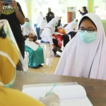 Salah satu santriwati saat menjalani screening di Pendopo Kecamatan Widang.