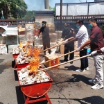 Kajari Tuban bersama jajaran Polri, BNNK dan Lapas Tuban saat memusnahkan barang bukti.