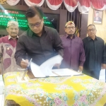 Penandatangan pengesahan Raperda tentang Pembubaran Perusda Pasir Putih dan Perusda Banongan oleh Bupati dan Pimpinan DPRD Situbondo pada rapat paripurna, Kamis (13/10/2022).