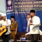 Tampak Pasha Ungu saat bernyanyi di depan kader PAN dan Kiai Asep.