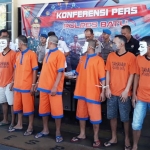 Sembilan tersangka narkoba saat dipamerkan di Mapolres Batu.