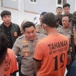 Pelaku saat dihadirkan di konferensi pers Polres Blitar