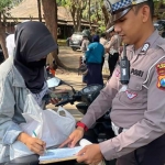 Tim gabungan saat menggelar operasi di Jalan Raya Camplong, tepatnya kawasan wisata Camplong, Rabu (13/8/2025). Sebanyak 115 kendaraan terjaring razia. 