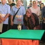 Wali Kota Surabaya, Tri Rismaharini yang tak bisa menyembunyikan tawanya ketika melihat ayam serama beralenggak-lenggok di atas ‘catwalk’ hijau. (foto: hms)