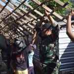 Warga bersama anggota Kodim 0811 Tuban saat membongkar rumah Mbah Nuryanto sebelum nantinya direnovasi