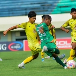 Pemain Pasuruan United saat menggiring bola mendapat kawalan ketat dari pemain Persatu Tuban.