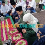 Calon Gubernur Jatim nomor urut 2, Khofifah Indar Parawansa, bersama keluarga saat ziarah sebelum mencoblos. Foto: DEVI FITRI AFRIYANTI/BANGSAONLINE