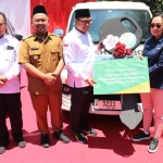 Direktur Operasi dan Produksi Petrokimia Gresik, Digna Jatiningsih menyerahkan bantuan mobil jenazah kepada Ketua PMI Kabupaten Gresik, Achmad Nadlir. Foto: SYUHUD/BANGSAONLINE.com