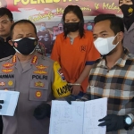 Kapolresta Banyuwangi Kombes Pol Arman Asmara Syarifuddin menunjukkan barang bukti berupa buku tabungan dan rekapan investor yang menyetorkan uangnya.