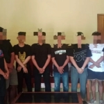 Delapan terduga pelaku saat diamankan di Mapolsek Karanggeneng