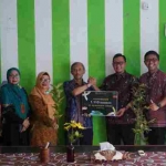 VP CSR Petrokimia Gresik, Muhammad Ihwan menyerahkan simbolis pohon kepada Plt Kepala DLH Kabupaten Gresik, Ketut Pratikno. Foto: Ist.