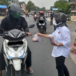 Pengendara sepeda motor menerima takjil dari Relawan Gus Barra.