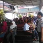 MEMBLUDAK-Warga yang menunggu untuk melakukan penggurusan SIM di Mapolres Sidoarjo. (Nanang Ichwan/BangsaOnline.com)