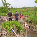 Tim DPU SDCKTR Pasuruan saat survei ke lokasi untuk mengetahui kondisi Kali Gayam.