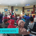 Masyarakat antre mengurus pembebasan administrasi pajak kendaraan bermotor di KB Samsat Kota Kediri Jawa Timur, Senin (23/9/2019). foto: bangsaonline.com