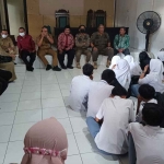 Satpol PP Sidoarjo saat mengamankan 31 Siswa di warung kopi di Kelurahan Magersari, Sidoarjo.