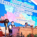  Gubernur Khofifah pada Rapat Koordinasi (Rakor) Percepatan Penanganan Covid-19 di Jatim yang digelar di Ballroom Hotel Wyndham Surabaya, Senin (14/12/2020) malam. (foto: ist)