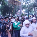 Piala Adipura saat diarak Bupati Pasuruan Irsyad Yusuf.