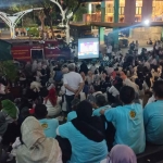 Pendukung pasangan Mubarok saat menonton debat pamungkas Pilbup Mojokerto 2024.