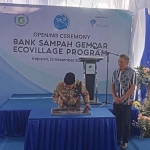 Wakil Bupati Pasuruan, Abdul Mujib Imron, saat menandatangani prasasti peresmian Bank Sampah.