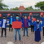 Puluhan massa PMII melakukan aksi diam sambil menyampaikan raport merah pemerintahan Baddrut Tamam-Raja