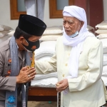 Kapolda Jawa Timur, Irjen Pol Dr. Nico Afinta disambut Pengasuh Pondok Pesantren Lirboyo, KH. Kafabihi Mahrus.